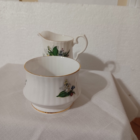 ROYAL WINDSOR ENGLAND FINE BONE CHINA DEMITASSE SUGAR BOWL & CREAMER SET LILIES - Picture 4 of 10